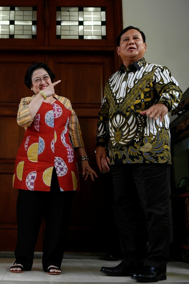 Ketua Umum PDI Perjuangan Megawati Soekarnoputri (kiri) dan Ketua Umum Partai Gerindra Prabowo Subianto (kanan) memberikan keterangan pers usai pertemuan tertutup di Jakarta. Foto: ANTARA FOTO/Puspa Perwitasari
