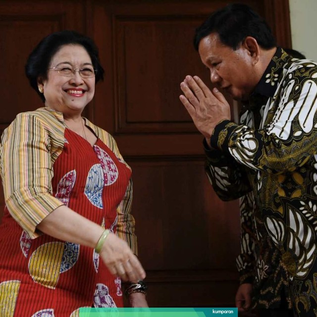 Ketua Umum Partai Gerindra Prabowo Subianto (kanan) berpamitan kepada Ketua Umum PDI Perjuangan Megawati Soekarnoputri (tengah) usai menggelar pertemuan tertutup di Jakarta. Foto: ANTARA FOTO/Puspa Perwitasari
