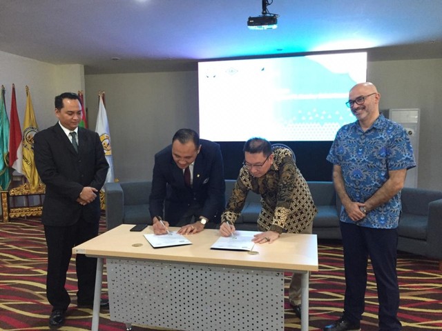 Direktur Poltekpar Palembang, Zulkifli Harahap dan GM PT. Sumber Berkat Indonesia Herman Samiri melakukan penandatanganan piagam antara Poltekpar Palembang dengan Holland America Line di gedung Poltekpar Palembang, Rabu (24/7).