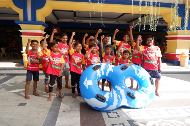 Dokumentasi: Rahmah @katalensaku | Anak-anak Binaan Rumah Zakat yang Sudah Siap Bermain Air