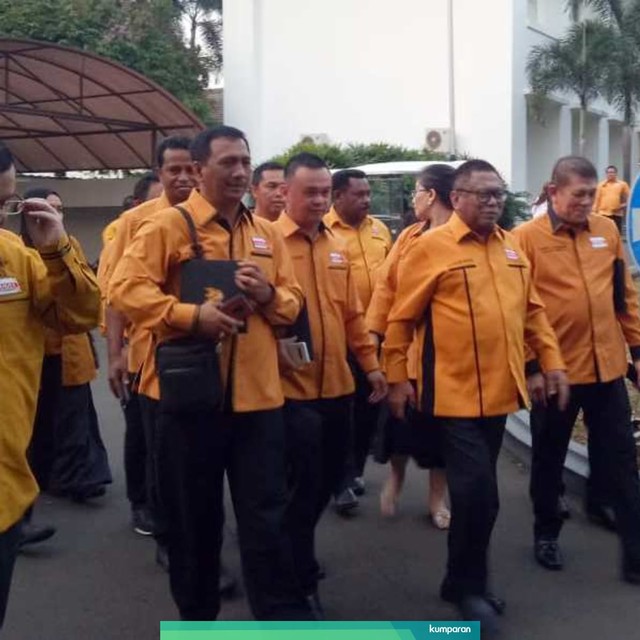 Ketua Umum Hanura Oesman Sapta Odang (kedua kanan) bersama pengurus partai baru bertemu Presiden Joko Widodo di Istana Bogor. Foto: Fahrian Saleh/kumparan