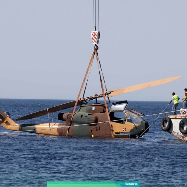 Helikopter Angkatan Bersenjata Yordania ditenggelamkan di dasar Laut Merah, di lepas pantai kota pelabuhan selatan Aqaba, Yordania. Foto: REUTERS/Muhammad Hamed