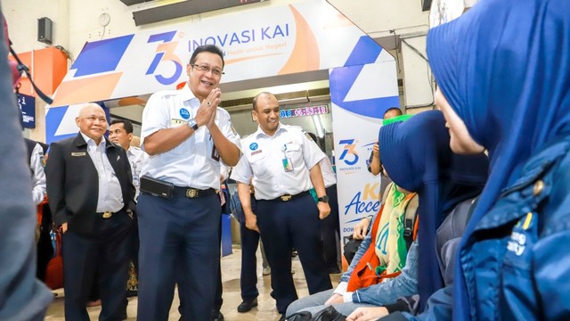 Direktur Utama KAI, Edi Sukmoro menyapa penumpang kereta. Foto: Dok. KAI