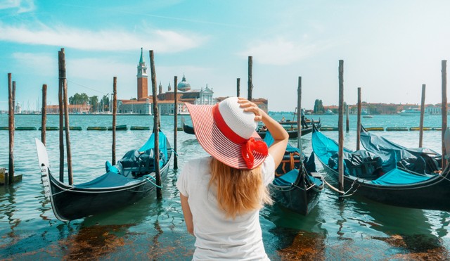 Ilustrasi turis wanita di Venesia Foto: Shutter Stock