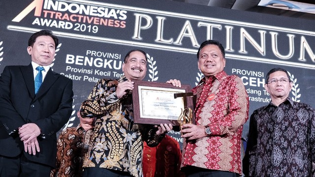 Menteri Pariwisata, Arief Yahya memberi penghargaan di Indonesia Attractiveness Award (IAA) 2019 Foto: Kementerian Pariwisata