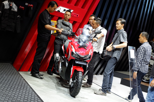 Honda ADV150 ramai dilirik pengunjung GIIAS 2019 Foto: Aditya Pratama Niagara/kumparan