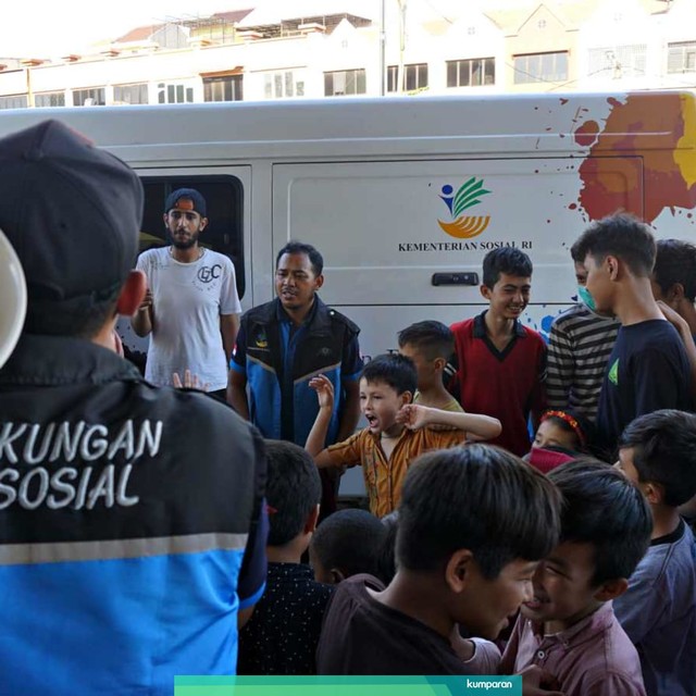 Seorang relawan saat bermain dengan anak-anak imigran di tempat penampungan sementara di Kalideres, Jakarta. Foto: Prabarini Kartika/kumparan
