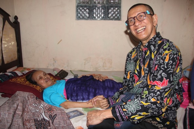 Didik Nini Thowok menjenguk budayawan sepuh Temanggung, Sri Rahayu Widati Adi (72), yang terbaring sakit di rumahnya Kampung Gemoh, Kelurahan Butuh, Temanggung, Rabu (24/7/2019). Foto: ari.