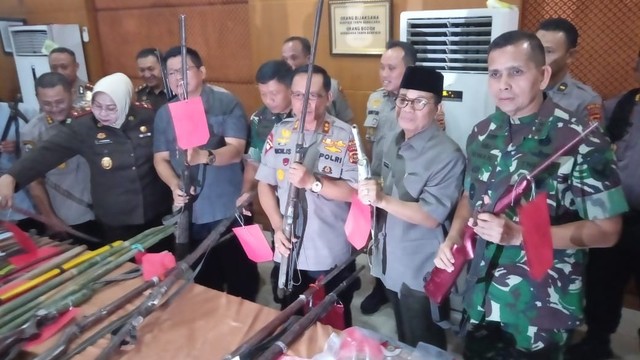 Polisi dan TNI memperlihatkan sejumlah senjata milik kelompok SMB. Foto: Bara