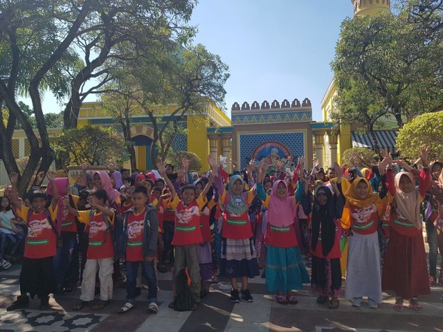 Anak-anak binaan Rumah Zakat Surabaya yang menerima kebahagiaan dari Good Time sang #PahlawanKebahagiaan. Foto-foto : Windy Goestiana/Basra