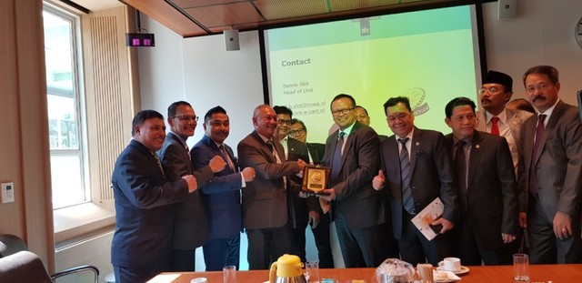 com-Edhy Prabowo, Ketua Komisi IV DPR RI didampingi Kepala Badan Karantina Pertanian, Ali Jamil saat kunjungi kantor Otoritas Karantina Pertanian Belanda di Amsterdam (24/7) Foto: Dok. Barantan RI