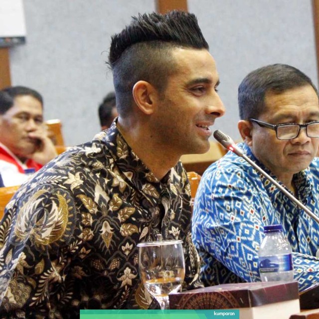 Pemain Persebaya Surabaya, Otavio Dutra (tengah), ketika menjalani rapat di Komisi X DPR RI terkait proses naturalisasi Foto: Alan Kusuma/kumparan