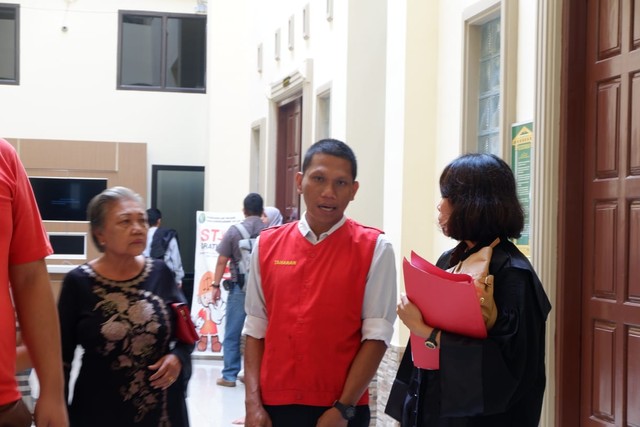 Foes Aryanto (rompi merah) saat dibawa menuju ruang tahanan Pengadilan Negeri Kelas IA Tanjungkarang, Bandar Lampung, Rabu (24/7). | Foto: Obbie Fernando/Lampung Geh