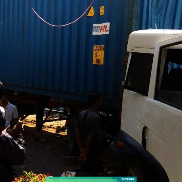 Truk kontainer yang menabrak Puskesmas di Boyolali. Foto: Dok. Istimewa