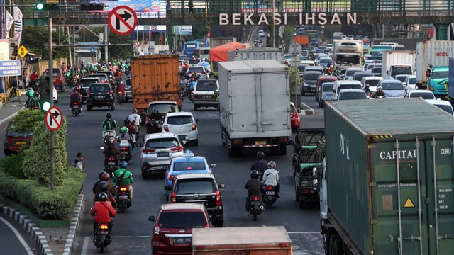 Sejumlah pengendara melintas di tanda pemberhentian sementara lampu merah simpang Jalan Ahmad Yani, di Bekasi, Jawa Barat, Rabu (24/7). Foto: ANTARA FOTO/Risky Andrianto