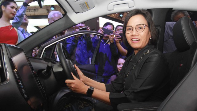 Menteri Keuangan Sri Mulyani berada di balik kemudi mobil listrik Toyota Prius Plug-In Hybrid Electric Vehicle (PHEV) saat mengunjungi booth Toyota yang hadir di GIIAS 2019 di BSD City, Tangerang, Banten, Rabu (24/07). Foto: ANTARA FOTO/Muhammad Iqbal