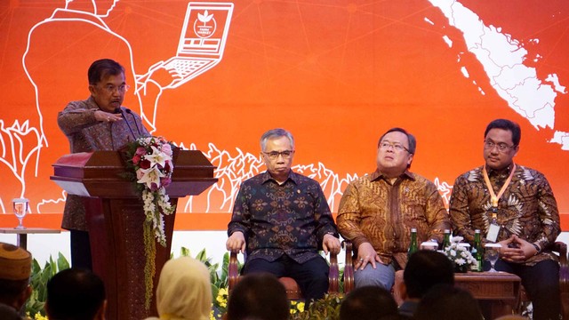Wakil Presiden RI, Jusuf Kalla (kiri) memberikan sambutan pada acara Rapat Koordinasi Nasional Pengendalian Inflasi 2019 di Jakarta, Kamis (25/7). Foto: Fanny Kusumawardhani/kumparan