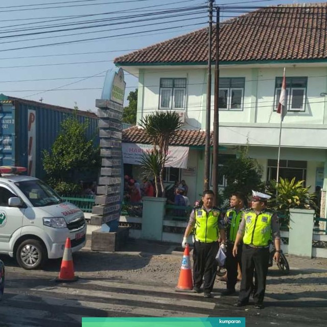 Anggota kepolisian berjaga di depan Puskesmas Mojosongo, Boyolali, Jawa Tengah yang ditabrak kontainer. Foto: Dok. Istimewa