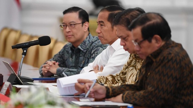 Presiden Joko Widodo (kedua kiri) menerima Executive Vice Chairman Hyundai Euisun Chung (kiri) bersama pimpinan Hyundai Motors Group di Istana Merdeka Jakarta, Kamis (25/7). Foto: ANTARA FOTO/Wahyu Putro A