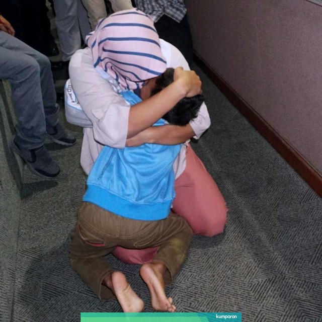 Baiq Nuril memeluk anaknya usai DPR menyetujui pertimbangan amnesti di rapat paripurna. Foto: Fanny Kusumawardhani/kumparan