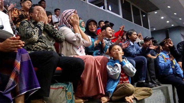 Baiq Nuril saat mendengar keputusan DPR saat menyetujui pertimbangan amnesti di rapat paripurna. Foto: Fanny Kusumawardhani/kumparan
