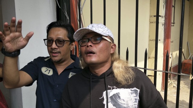 Andre Taulany dan Sule jenguk Nunung di Polda Metro Jaya, Kamis (25/7). Foto: Regina Kunthi Rosary/kumparan