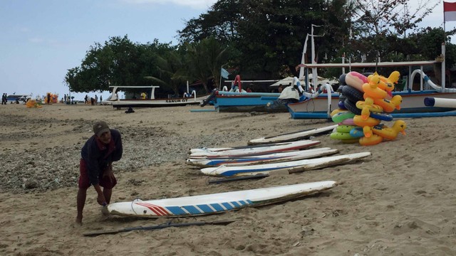 Edi membereskan kano miliknya di Pantai Sanur, Bali. Foto: Denita BR Matondang/kumparan