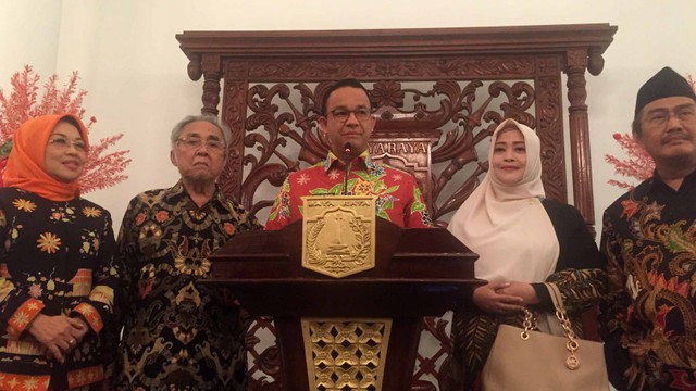 Gubernur DKI Jakarta Anies Baswedan (tengah) bertemu anggota DPD terpilih dari Jakarta di Balai Kota. Foto: Moh Fajri/kumparan