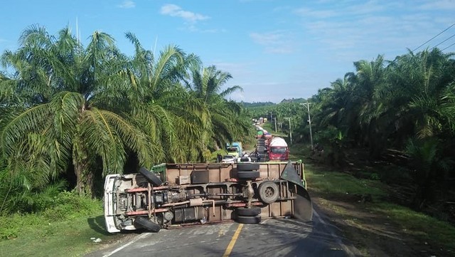 Sebuah truk ekspedisi terbalik di pendakian Salugatta, Kecamatan Budong-Budong, Kabupaten Mamuju Tengah. Foto: Dok. Istimewa