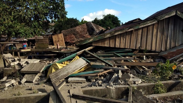 Rumah Warga Desa Gane Dalam yang rusak akibat gempa bumi 7,2 magnitudo. Foto: Safri Noh/cermat