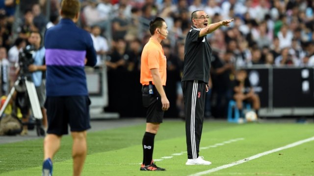 Sarri saat memberikan instruksi kepada pemain Juventus. Foto: Roslan RAHMAN / AFP