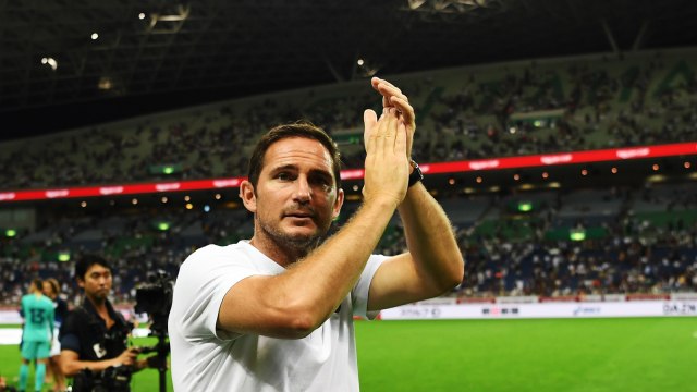 Frank Lampard usai mengantarkan Chelsea menang atas Barcelona. Foto: AFP/Charly Triballeau