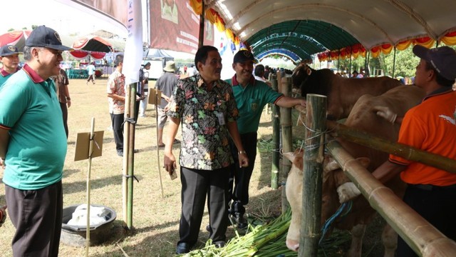 Kepala Dinas Peternakan dan Kesehatan Hewan Provinsi Jateng, Lalu M Syafriadi (baju batik), saat hadiri Lomba Ternak Sapi dan Kambing, di lapangan Desa Trembulrejo Kecamatan Ngawen Blora. Kamis (25/07/2019).