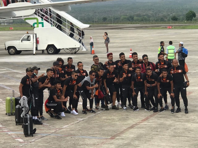 Pemain dan ofisial Persiraja Banda Aceh berfoto bersama sebelum terbang ke Kuala Lumpur, Malaysia, menggunakan pesawat AirAsia untuk melakoni tiga laga tandang dalam lanjutan Liga 2. Foto: MO Persiraja