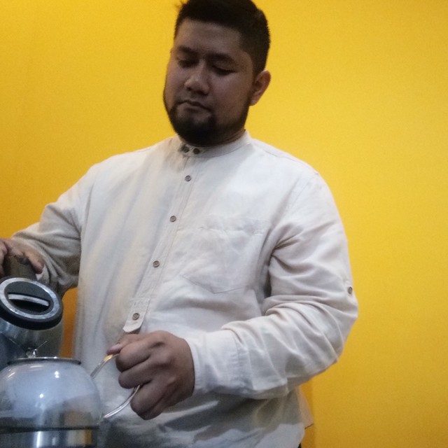 Tea Master asal Bandung, Oza Sudewo, memberikan teknik menyeduh teh. (Mega Dwi Anggraeni)