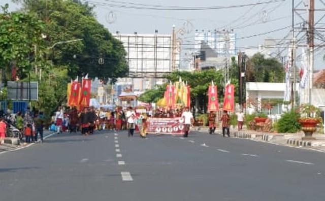Rombongan pawai budaya untuk memperingati HUT Kota Bandar Lampung, Kamis (25/7) | Foto : Obbie Fernando/Lampung Geh