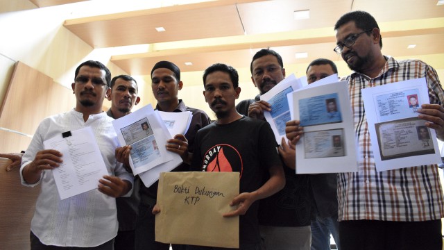 Para aktivis dan dosen menunjukkan dukungan penjaminan kepada Tgk Munirwan di Polda Aceh. Foto: Adi Warsidi/acehkini  