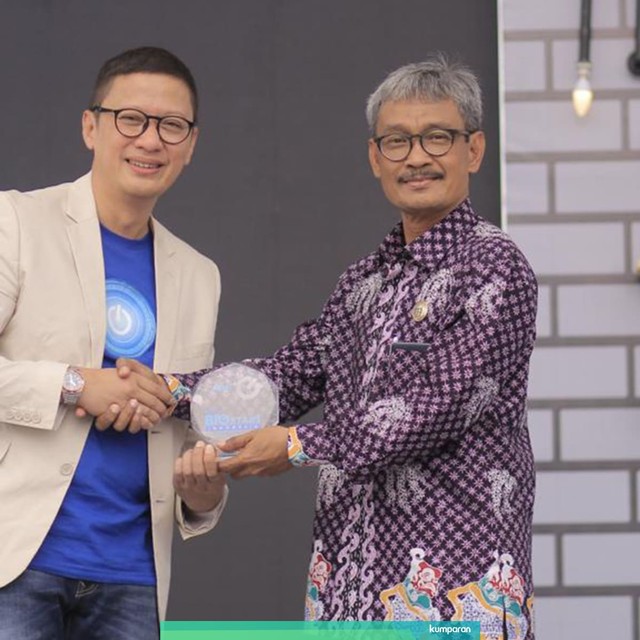 Deputy CMO Blibli.com Andy Adrian (kiri) menyerahkan plakat kepada Asisten Perekonomian dan Pembangunan Pemerintah Daerah Istimewa Yogyakarta Trisaktiyono. Foto: Dok. Blibli.com