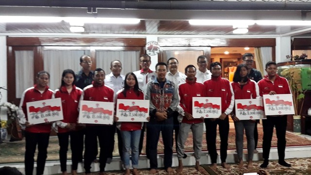 Kemenpora, Imam Nahrawi, bersama para atlet Indonesia, medali di ASEAN School Games 2019