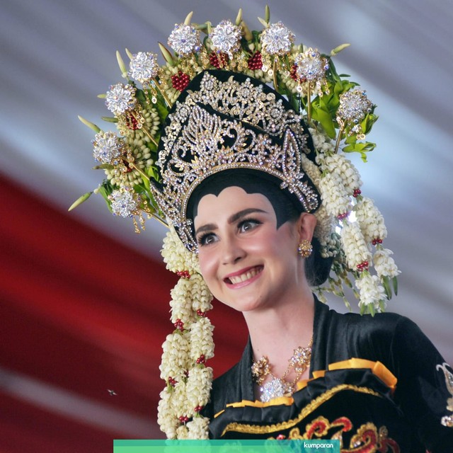 Ketua TP-PKK Jawa Timur, Arumi Bachsin, memperagakan pakaian adat di acara "fashion show" Pakaian Adat Nusantara, di Lapangan Imam Bonjol, Padang, Sumatera Barat, Kamis (25/7). Foto: ANTARA FOTO/Iggoy el Fitra