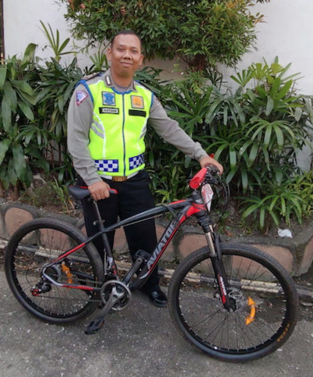 Brigadir Natan diberi sepeda oleh Kapolrestabes Bandung. Foto: Rachmadi Rasyad/kumparan