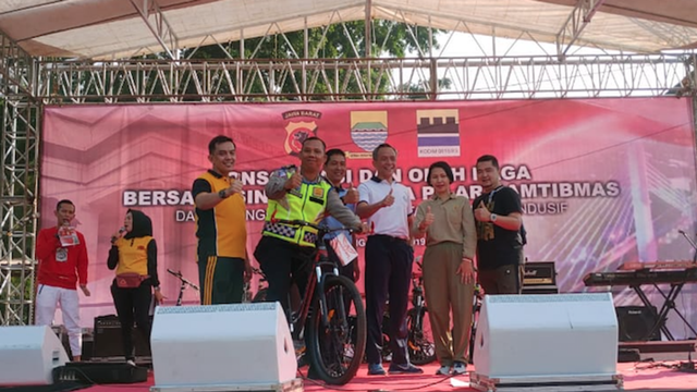 Brigadir Natan diberi sepeda oleh Kapolrestabes Bandung. Foto: Rachmadi Rasyad/kumparan