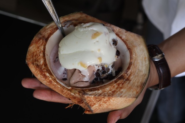Penampakan Es Krim Legendaris di Pontianak yang disajikan menggunakan batok kelapa. Foto: instagram @kulinerkotapontianak