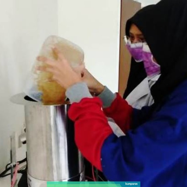 Dua mahasiswi Fakultas Teknologi Pertanian Universitas Brawijaya (FTP UB) Malang berhasil menyulap biomassa limbah pertanian menjadi bubur kertas (pulp) dan kertas. Foto: Istimewa