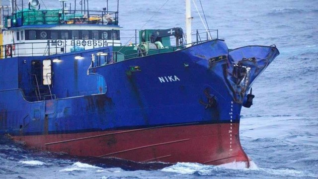 Proses penangkapan kapal jumbo maling ikan MV NIKA. Foto: Dok. Satgas 115