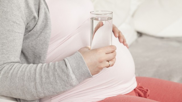 ibu hamil minum air putih Foto: Shutterstock