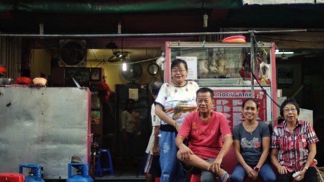 Atak bersama keluarga, pegawai, dan kedainya yang masih setia melayani pembeli di kawasan Jalan Sayangan, Palembang, Jumat (26/7) Foto:abp/Urban Id