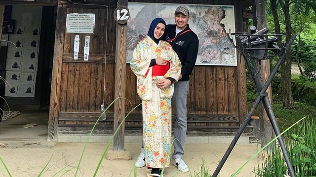 Kartika Putri dan suami babymoon ke Jepang. Foto: Instagram @kartikaputriworld