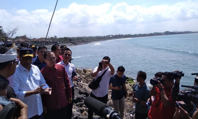 Menhub Budi Karya Sumadi saat meninjau Pantai Sanur, Jum'at (26/7) - kanalbali/KAD