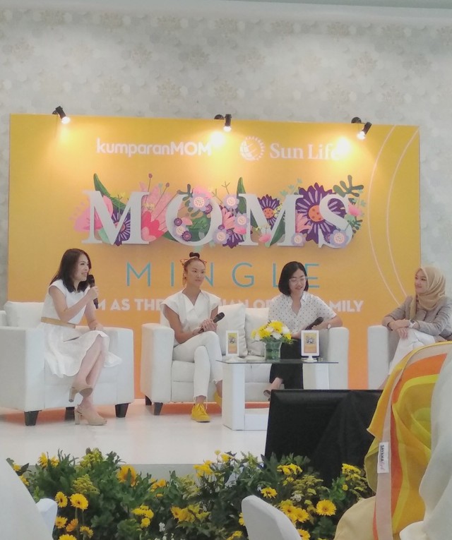 Narasumber event "Moms Mingle: Moms as The Guardian of The Family"